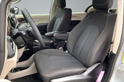 2024 Chrysler Voyager LX