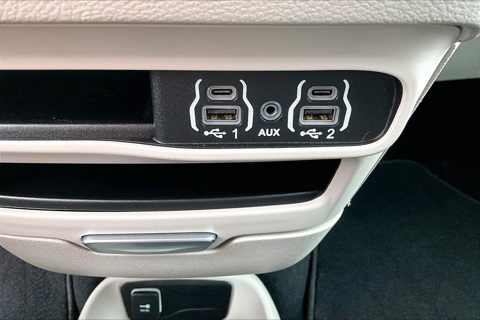 2024 Chrysler Voyager LX