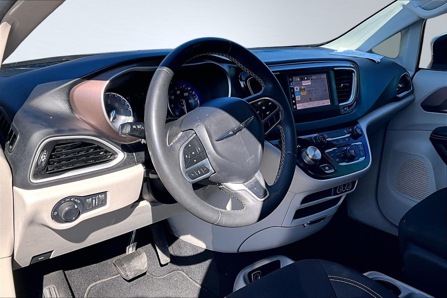 2022 Chrysler Voyager LX