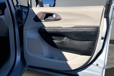 2022 Chrysler Voyager LX