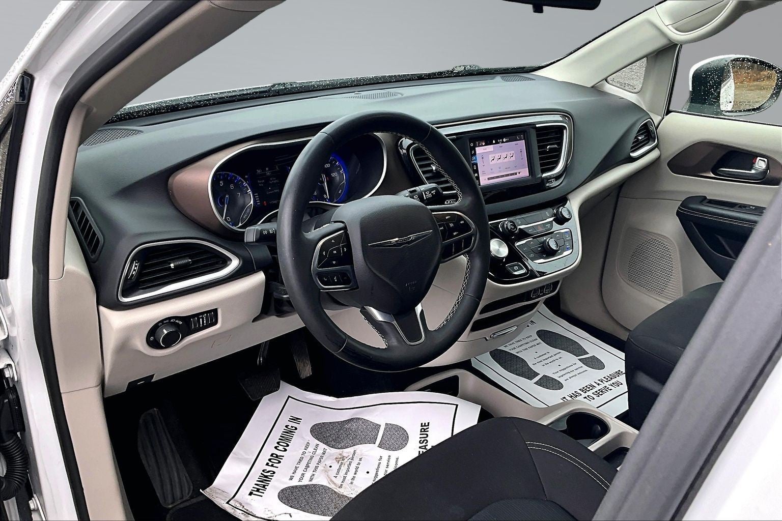 2022 Chrysler Voyager LX