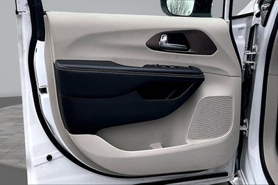 2022 Chrysler Voyager LX