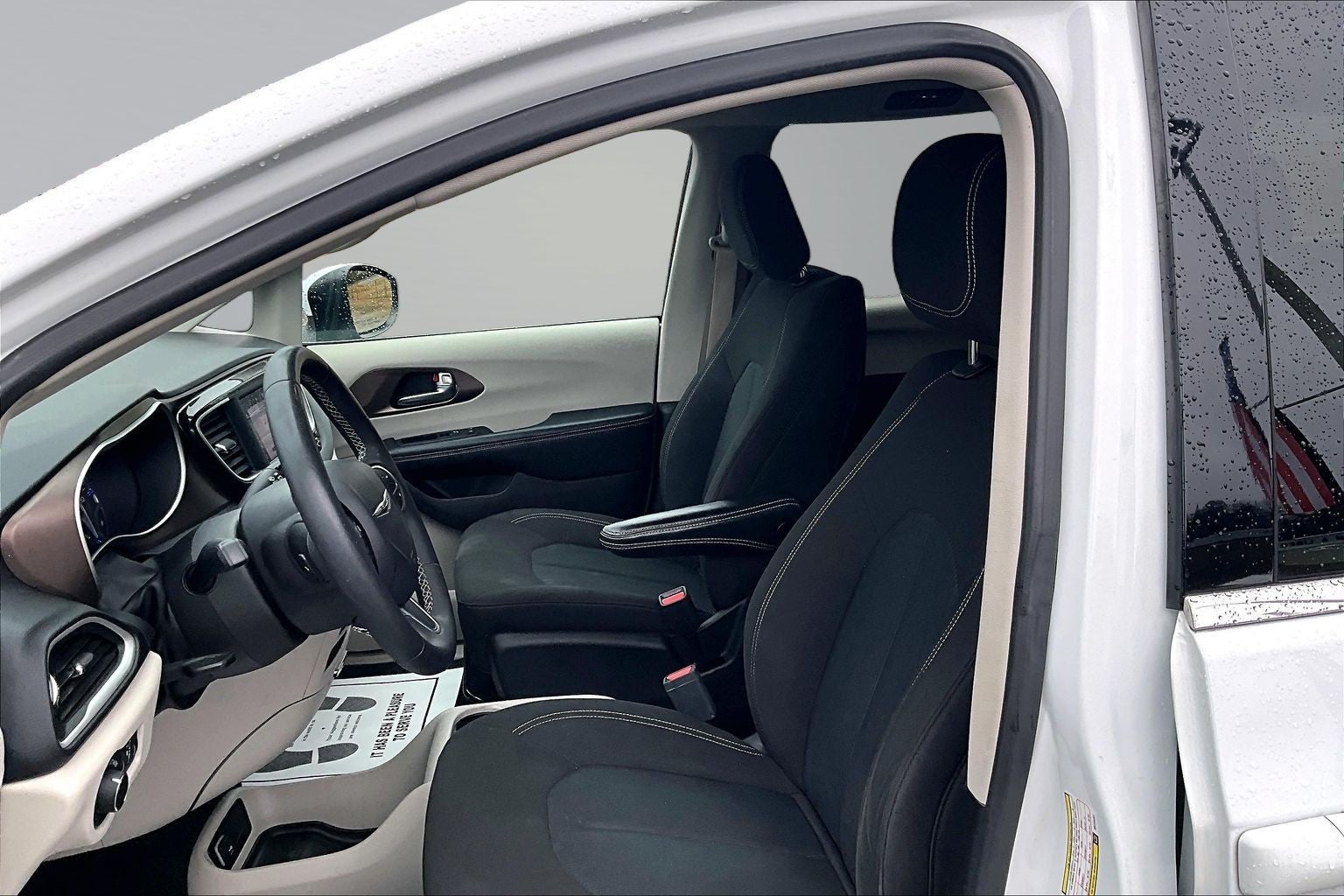 2022 Chrysler Voyager LX