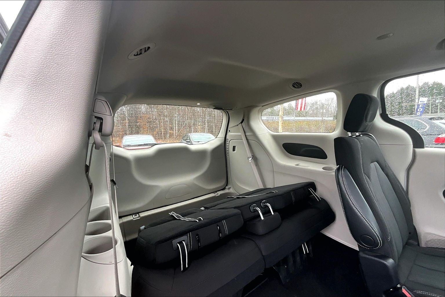 2022 Chrysler Voyager LX