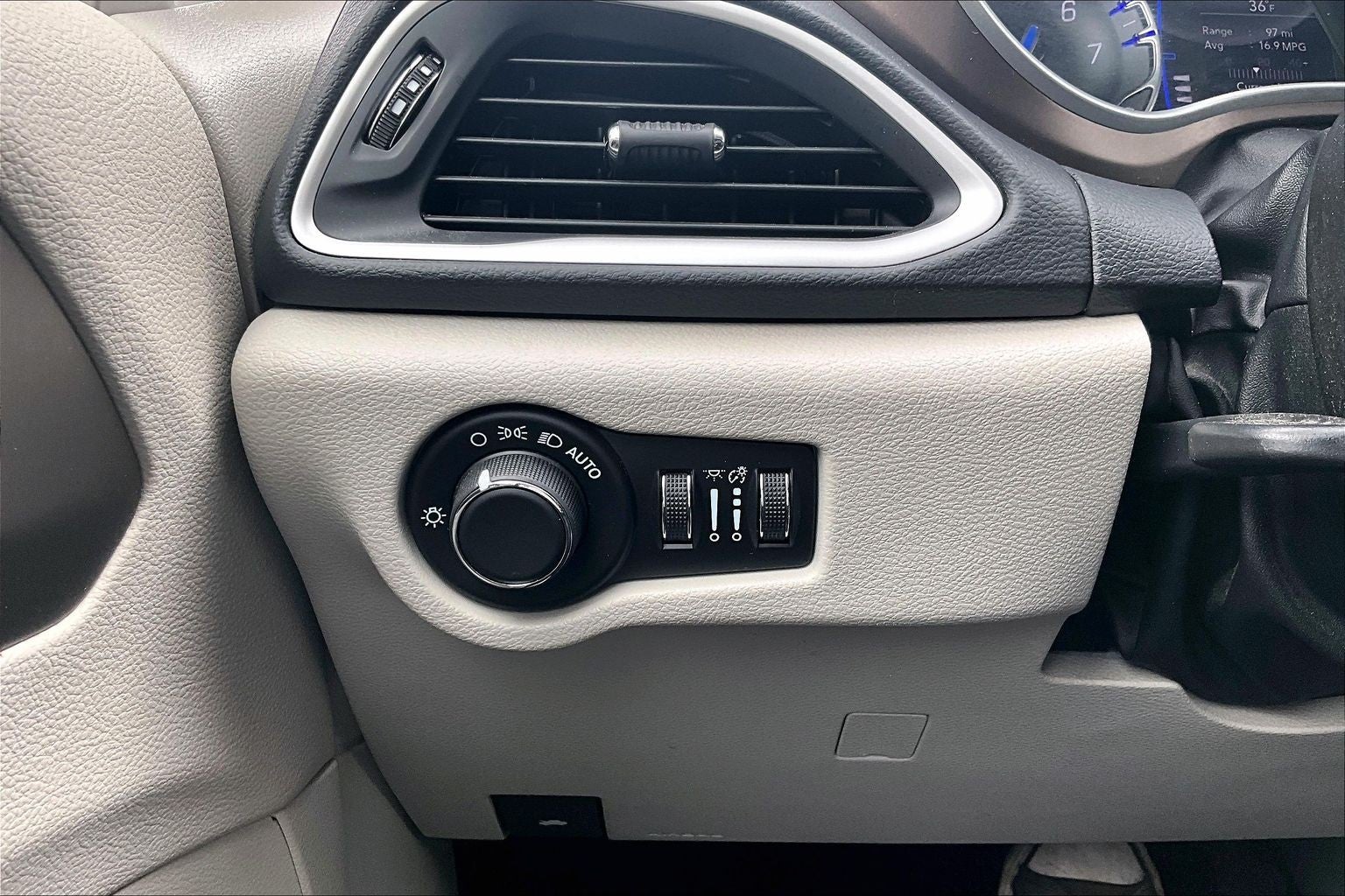 2022 Chrysler Voyager LX