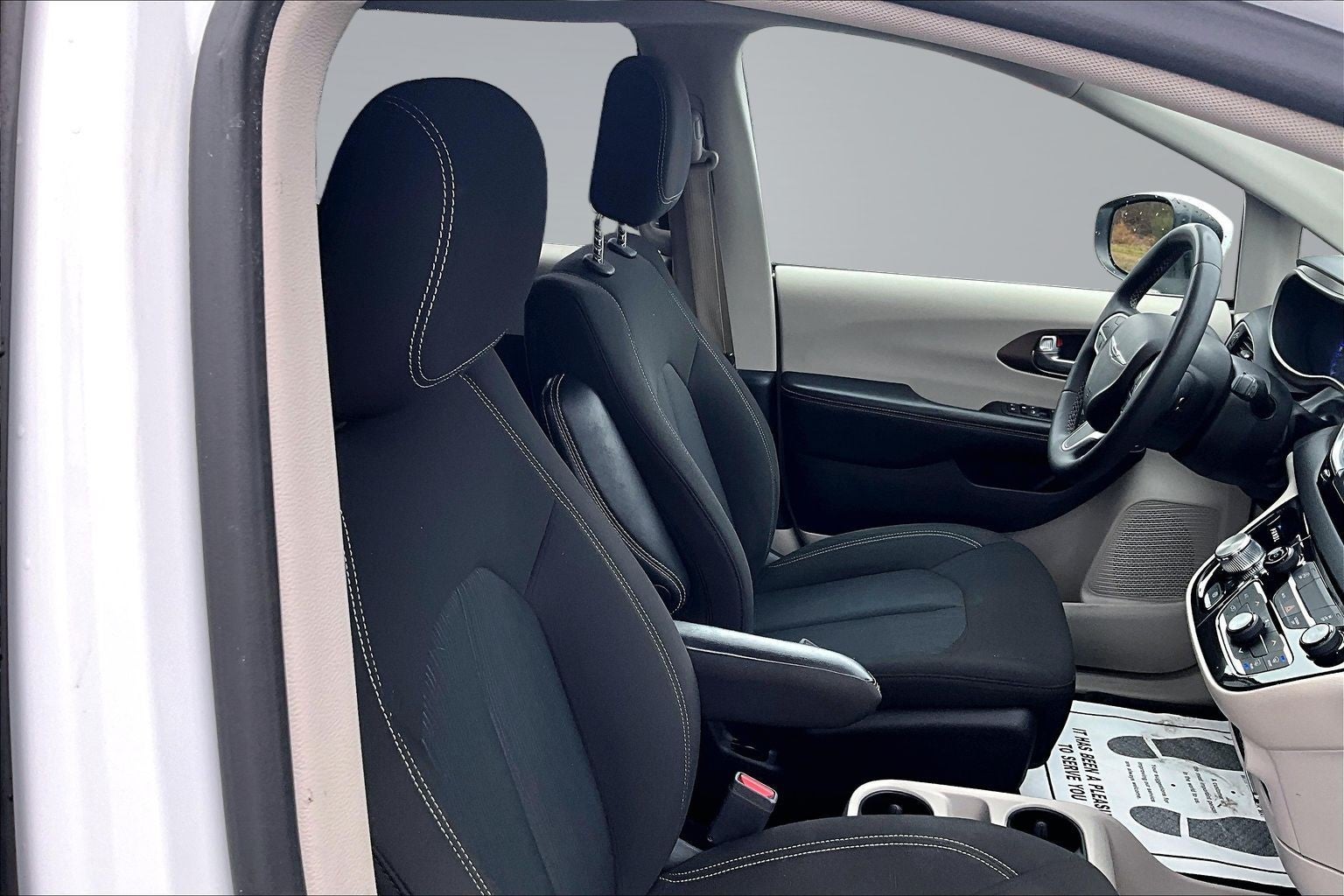 2022 Chrysler Voyager LX