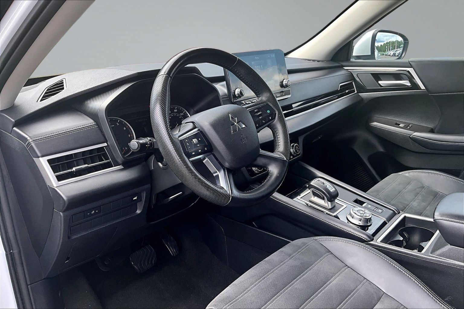 2024 Mitsubishi Outlander Base