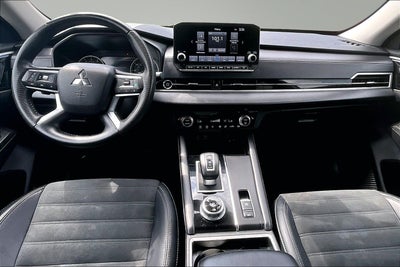 2024 Mitsubishi Outlander Base