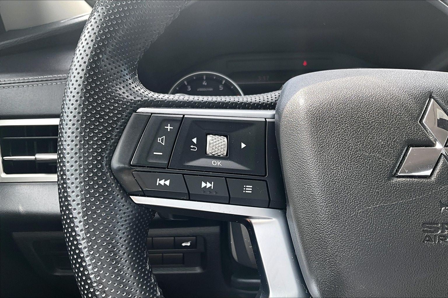 2024 Mitsubishi Outlander Base
