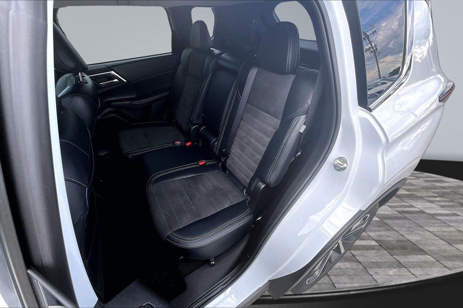2024 Mitsubishi Outlander Base