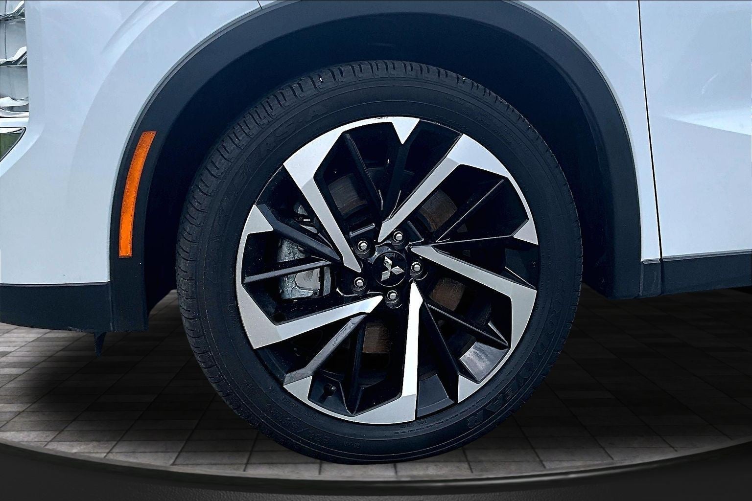 2024 Mitsubishi Outlander Base